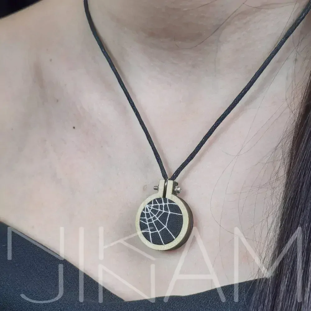 Vyšívaný náhrdelník pavučina